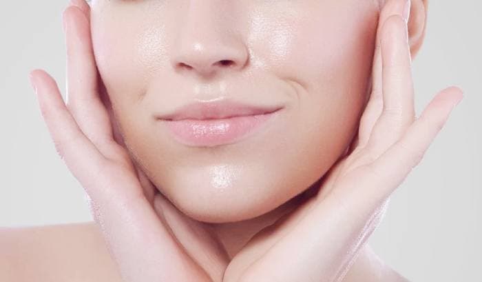 Applying petroleum jelly for the slugging skincare method